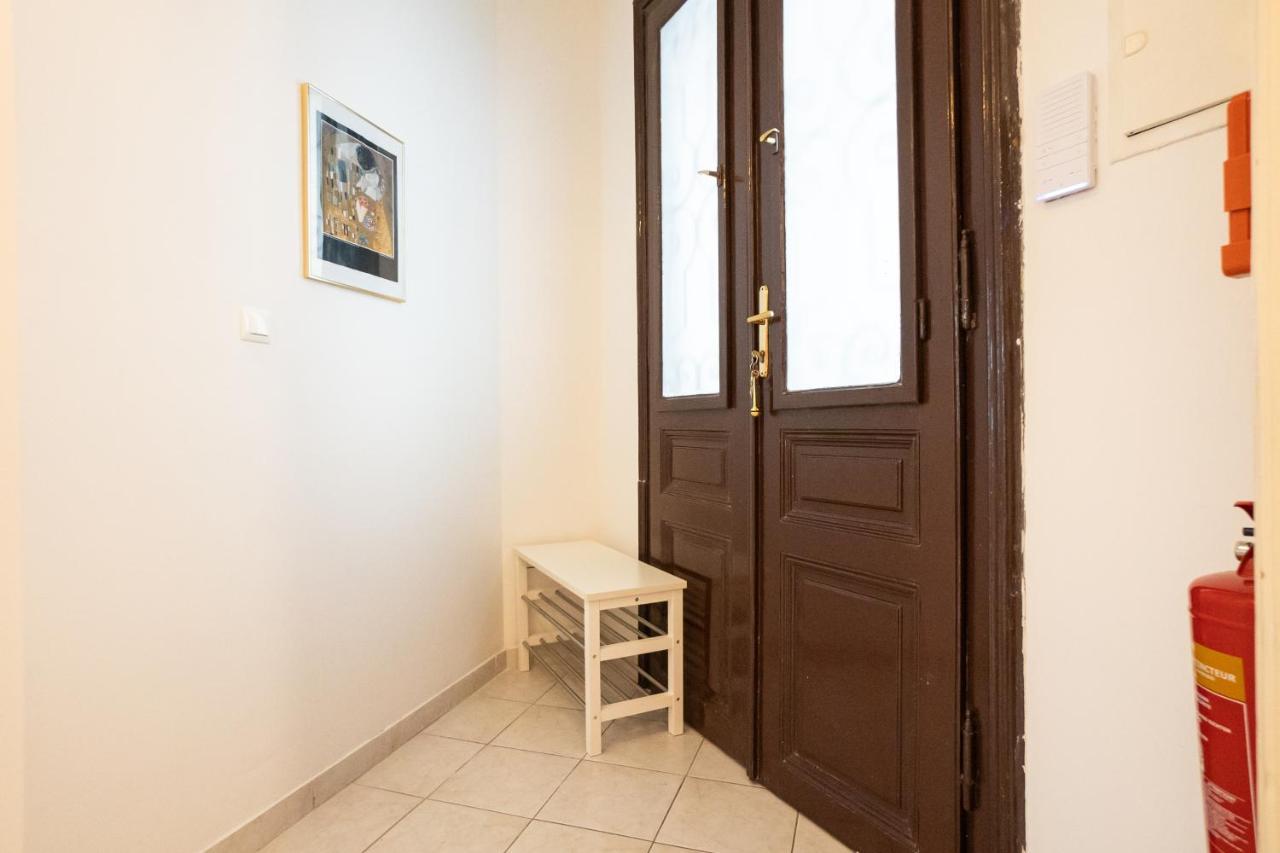 Central Spacious With A King-size Bed Apartment