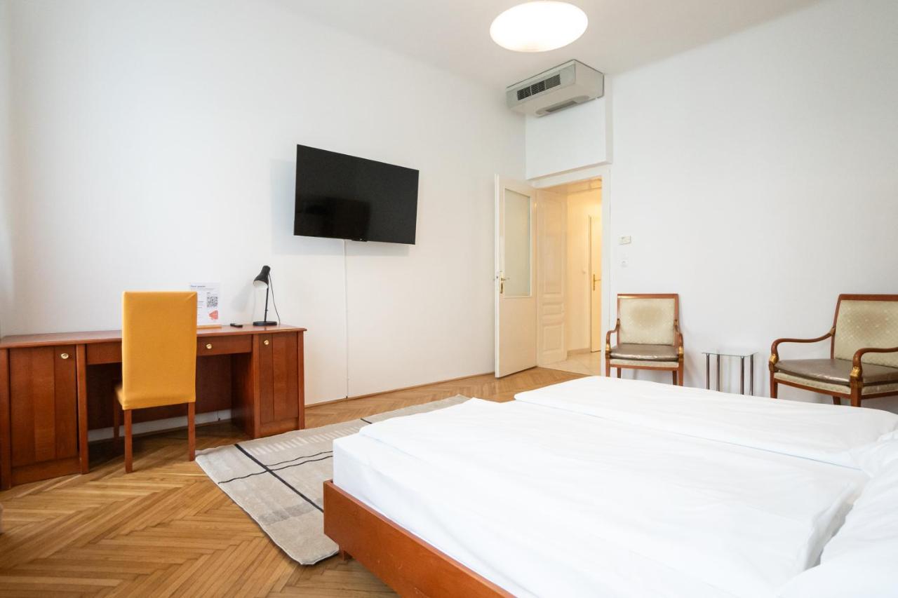 Central Spacious With A King-size Bed Apartment *