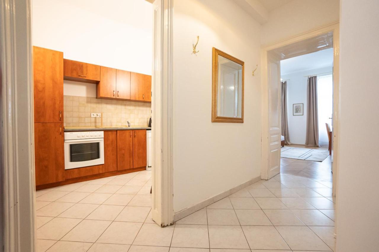 Central Spacious With A King-size Bed Apartment *